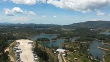 Paseo en la cima de la Piedra del Peñol, en Colombia