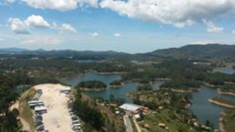 Paseo en la cima de la Piedra del Peñol, en Colombia