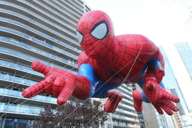 Globos del desfile de Acción de Gracias recorren Nueva York pese al viento