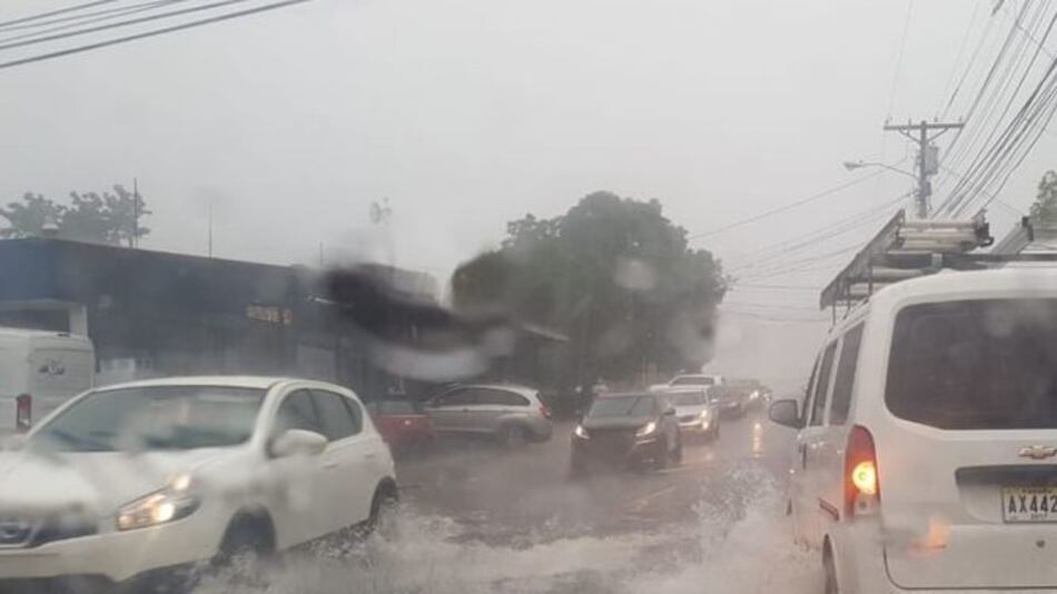 Fuertes lluvias causan inundaciones en varias vías de la capital