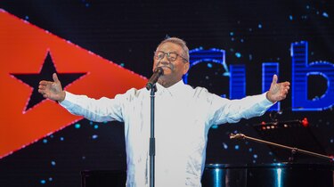 Intuban por Covid-19 al compositor mexicano Armando Manzanero