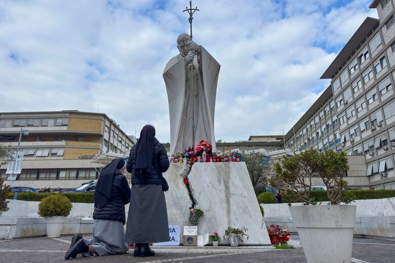Globos, flores y oraciones: el altar improvisado al papa Francisco sigue creciendo