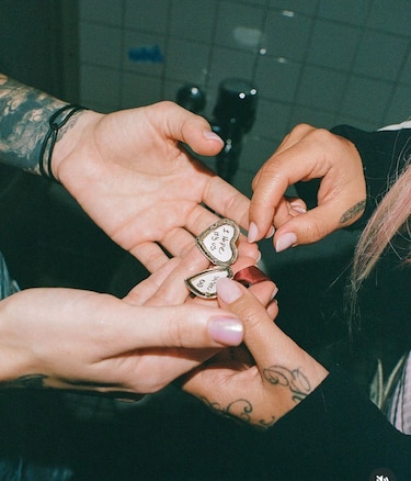 Karol G desata debate con el video de ‘Contigo’: provocación y arte