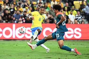 Raphinha, liberado por Brasil por una lesión leve, regresa a Barcelona