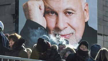 Celine Dion, arropada por sus fanáticos para despedir a su marido