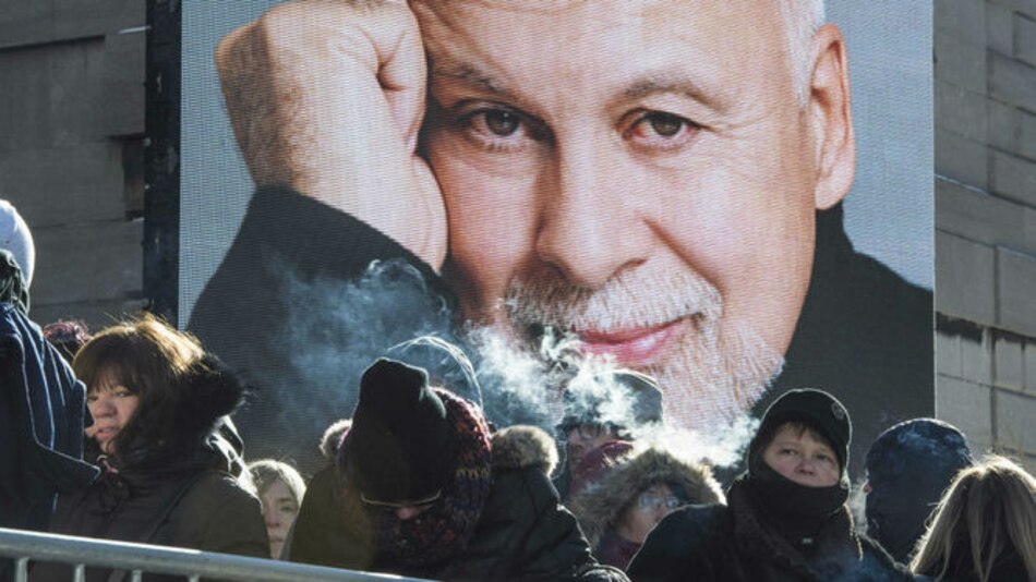 Celine Dion, arropada por sus fanáticos para despedir a su marido