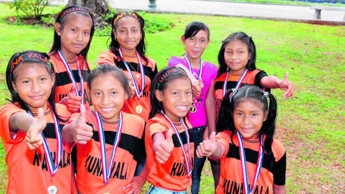 Integrantes del equipo de la comarca de Guna Yala, las monarcas del minivoleibol.