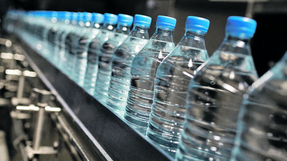 Gobierno extiende por seis meses el control de precios del agua embotellada en Azuero