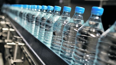 Gobierno extiende por seis meses el control de precios del agua embotellada en Azuero