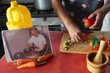 La simbólica historia detrás de la foto viral de León XIV sirviendo comida peruana