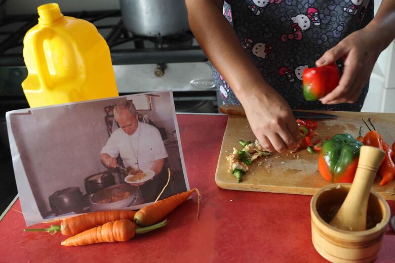 La simbólica historia detrás de la foto viral de León XIV sirviendo comida peruana
