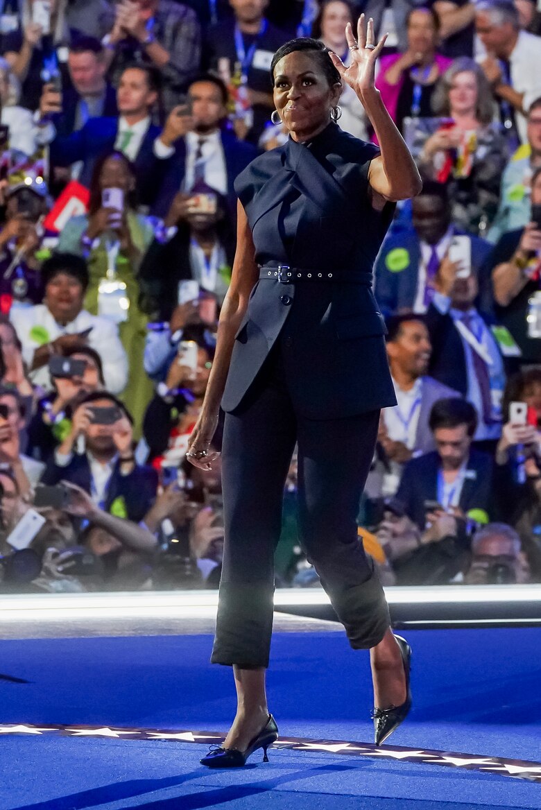 Michelle Obama deslumbra en la Convención Nacional Demócrata con un look futurista
