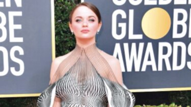 Plumas y un gran moño en la primera alfombra roja de 2020
