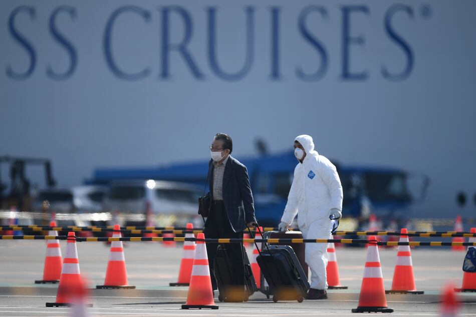 Pasajeros de crucero desembarcan en Japón