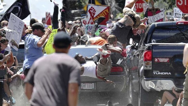 Tres muertos durante enfrentamientos raciales en Virginia