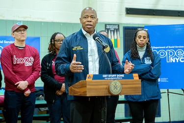 El alcalde de Nueva York, Eric Adams, se retira de la carrera a la reelección