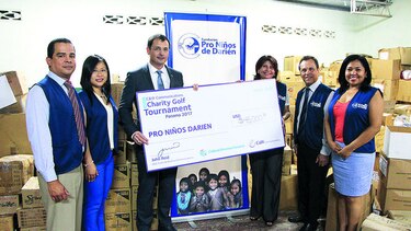 C&W Communications entrega donativo