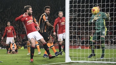 Manchester United gana 2-0 y acaricia la final