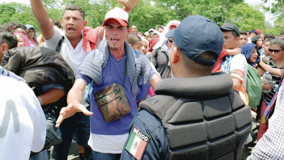 Otros mil 200 hondureños migrantes llegan a México