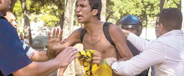 Joven juzgado con López huyó de Venezuela un día antes del juicio, dice fiscalía