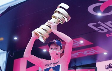 Británico Geoghegan Hart se viste de gloria tras llevarse el Giro