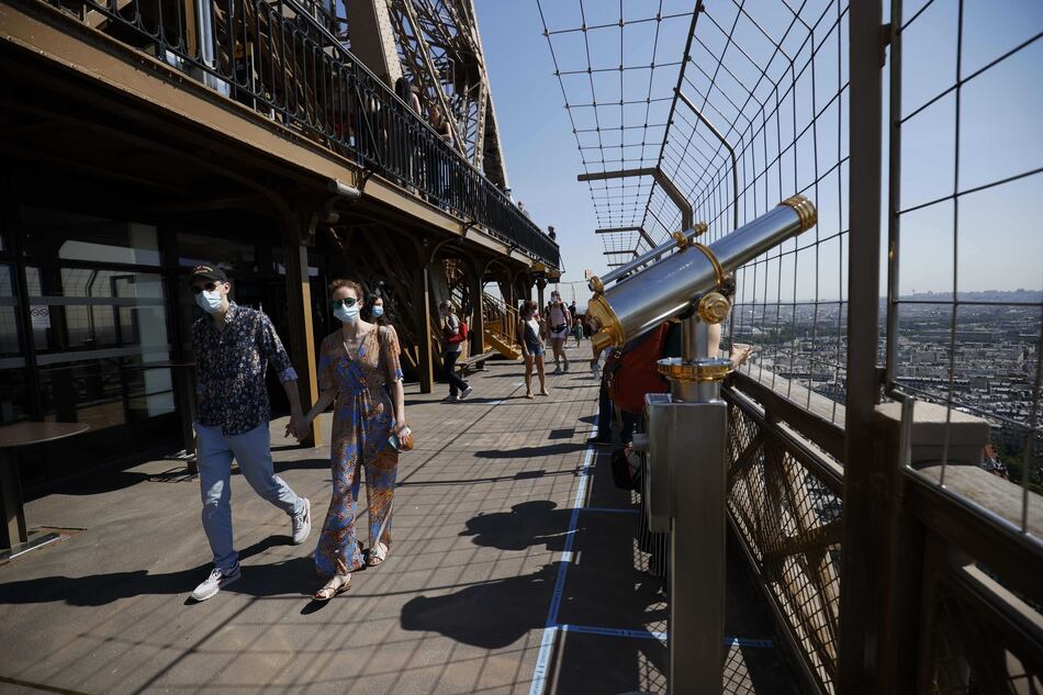 Con calzado cómodo y muchas ganas, los turistas regresan a la Torre Eiffel