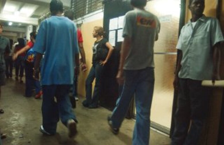 Escuelas nocturnas operan a media luz