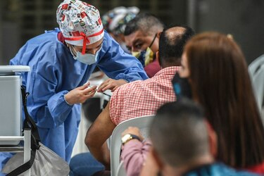Colombia puede imponer restricciones a quienes no se vacunen, advierte ministro