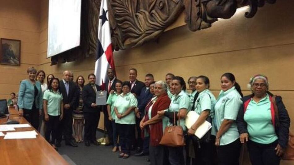 Avalan ajuste de pensión para afectados por el dietilenglicol