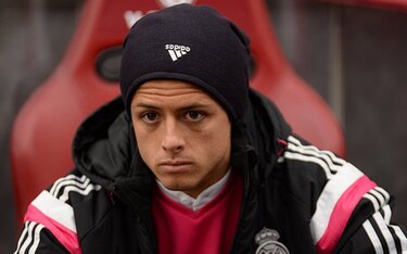 Chicharito Hernández se cae por las escaleras de su casa; se fractura la mano y estará de baja varios meses