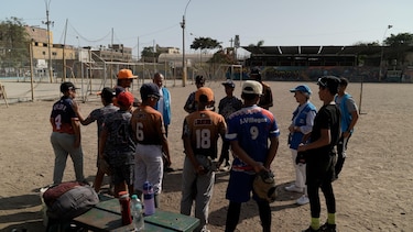 Los niños migrantes venezolanos en Perú que están utilizando el béisbol para reconectarse con su país