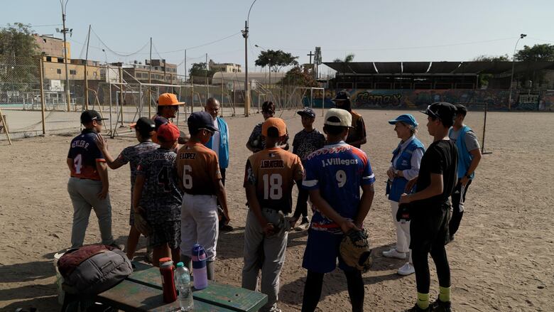 Los niños migrantes venezolanos en Perú que están utilizando el béisbol para reconectarse con su país