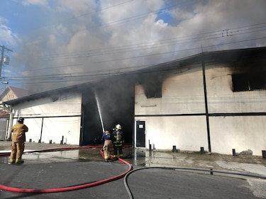 Bomberos atienden incendio en Río Abajo: varias áreas del local colapsaron