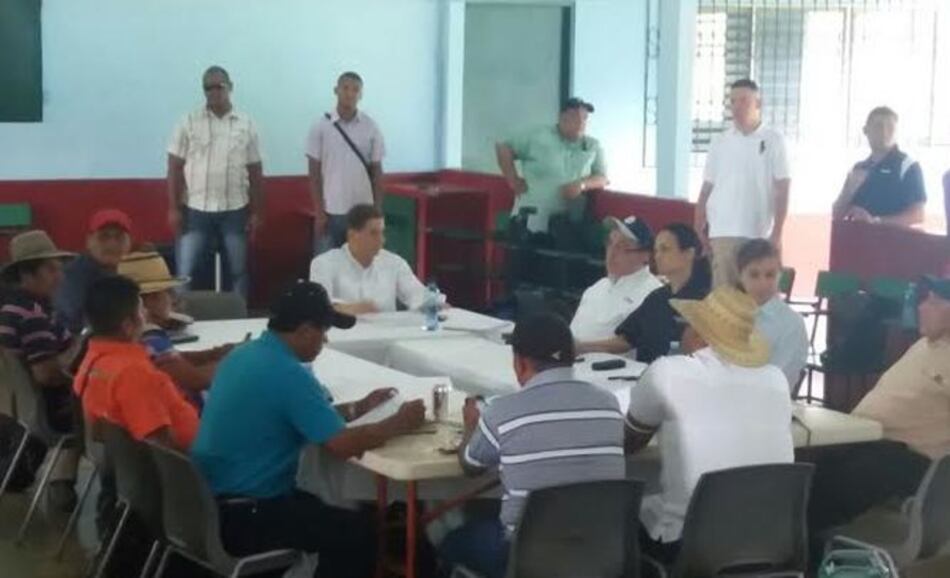 Indígenas analizan propuesta presentada por la comisión gubernamental