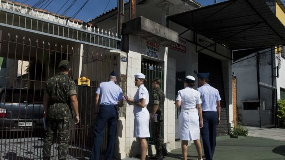 Soldados brasileños combaten los mosquitos del zika