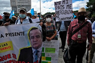 Presidente de Guatemala ‘analiza’ cambios presupuestarios acosado por las protestas