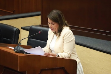Ministra de Educación presenta ante la Asamblea proyecto para reformar programa de la beca universal