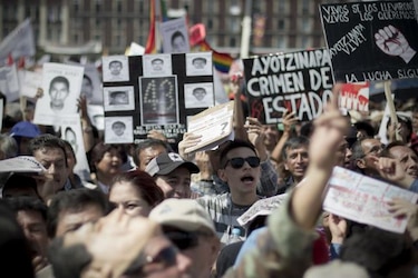 López obrador exige encontrar a jóvenes desaparecidos ante 40 mil personas