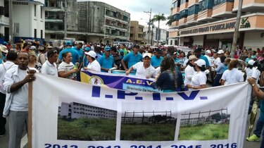 Educadores marchan hacia la Presidencia de la República por incumplimiento de acuerdos