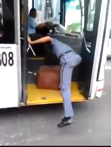 Circula video de conductor que devuelve dinero a camión blindado, pero el hecho ocurrió en 2015