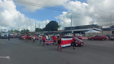 Protesta en Paso Canoa: ticos se quejan por el manejo gubernamental del tema migratorio