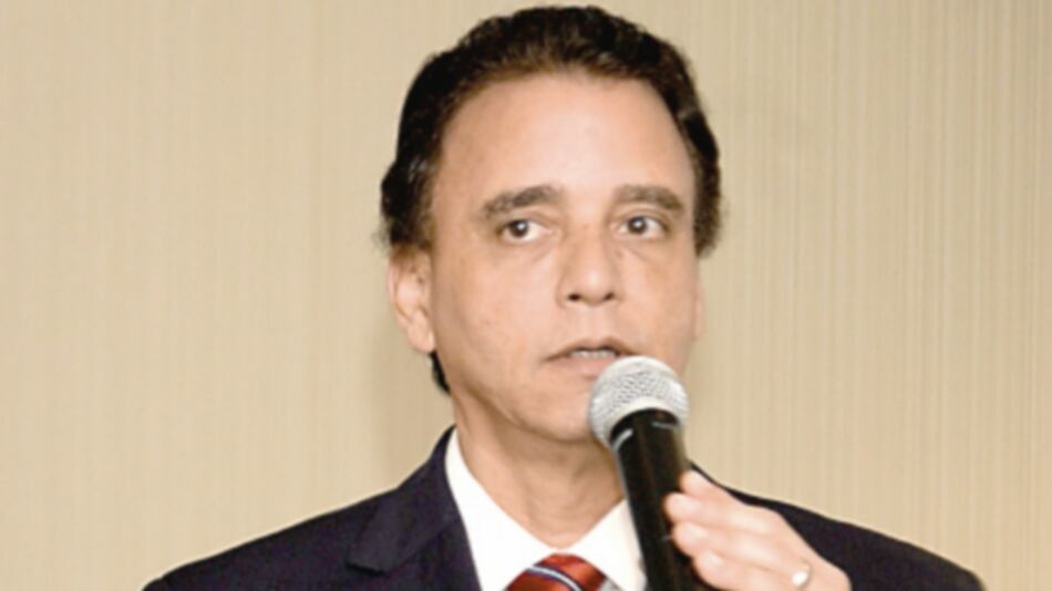 El contralor debe renunciar