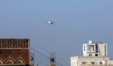 Israel bombardea el principal aeropuerto de Yemen donde se encontraba el director de la OMS