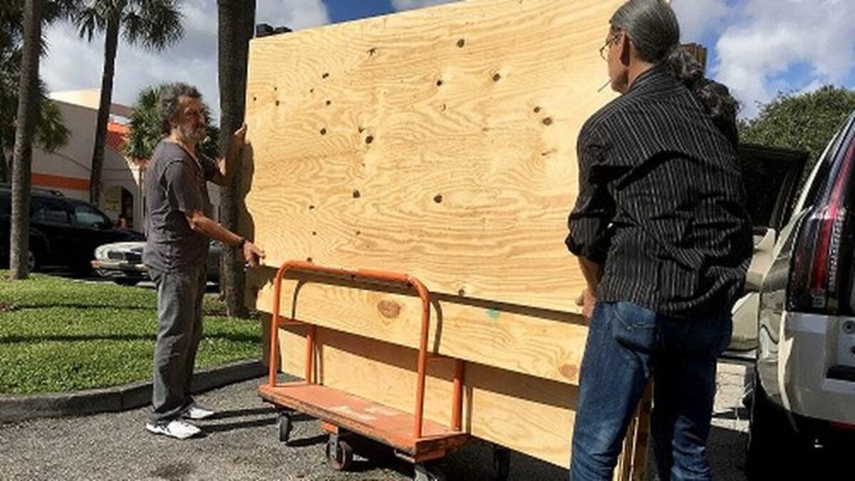 Residentes en Carolina del Sur se preparan ante paso de huracán Matthew