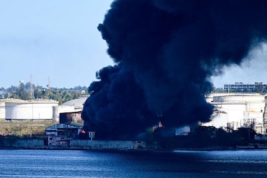 Un incendio afectó las instalaciones de una refinería de petróleo de La Habana en medio de la grave crisis energética en Cuba