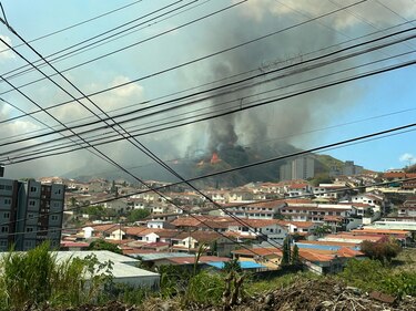 Incendio de herbazal en el sector de Limajo se extiende hacia el cerro Los Andes