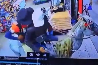 A caballo, asaltan minisúper en Río Hato; Policía aprehende a menor sospechoso