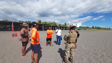 Rescatan a tres personas arrastradas por las fuertes olas en una playa de Chiriquí