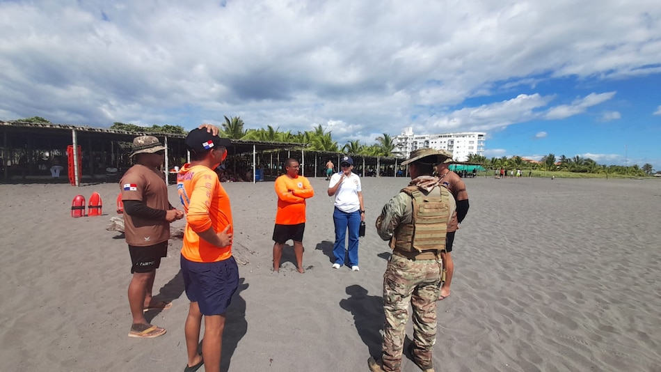 Rescatan a tres personas arrastradas por las fuertes olas en una playa de Chiriquí