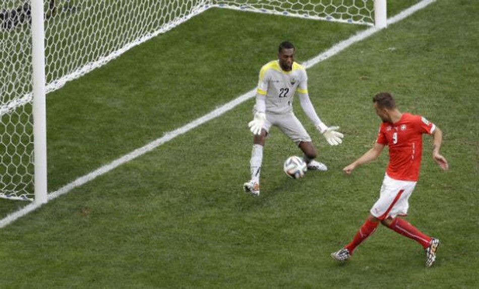 Suiza arranca con agónica victoria sobre Ecuador